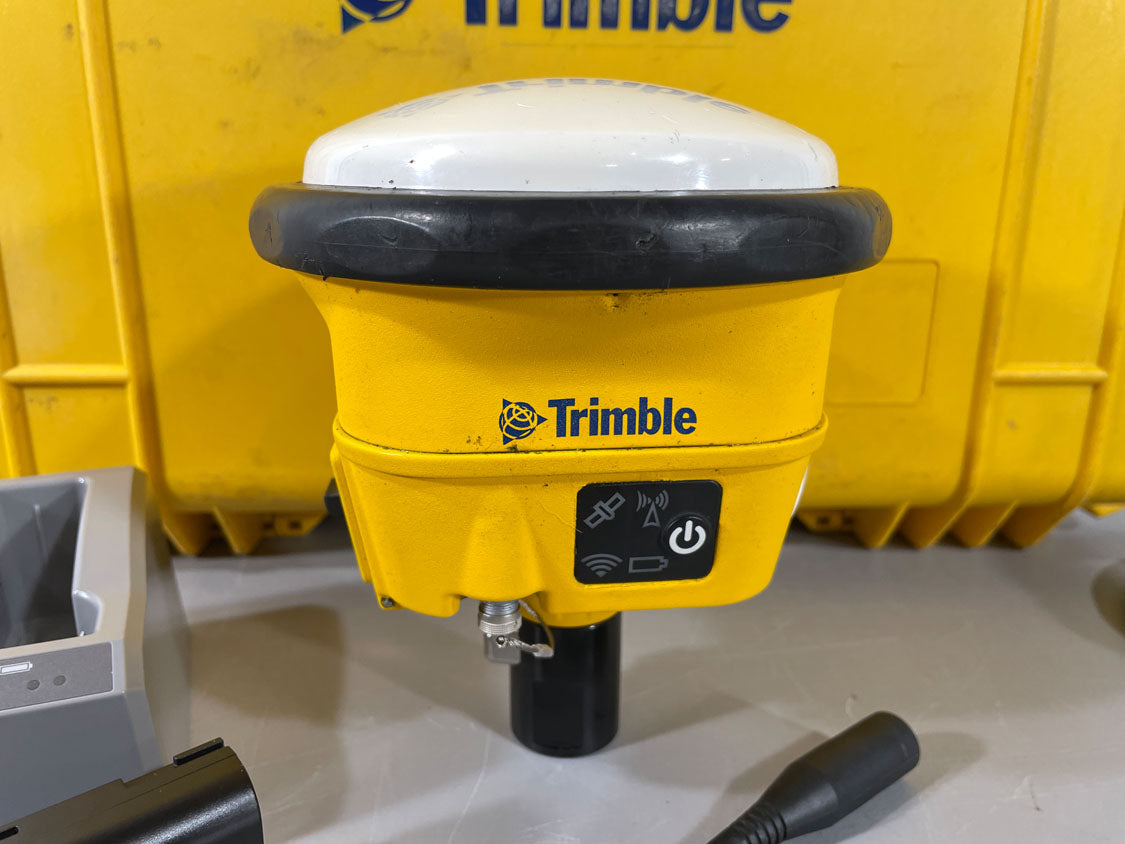 Trimble SPS985 GNSS receiver housing is identical to the R780