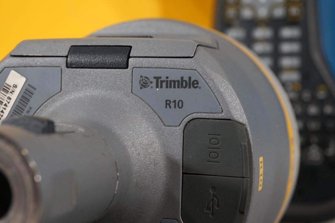 Trimble R10 bottom